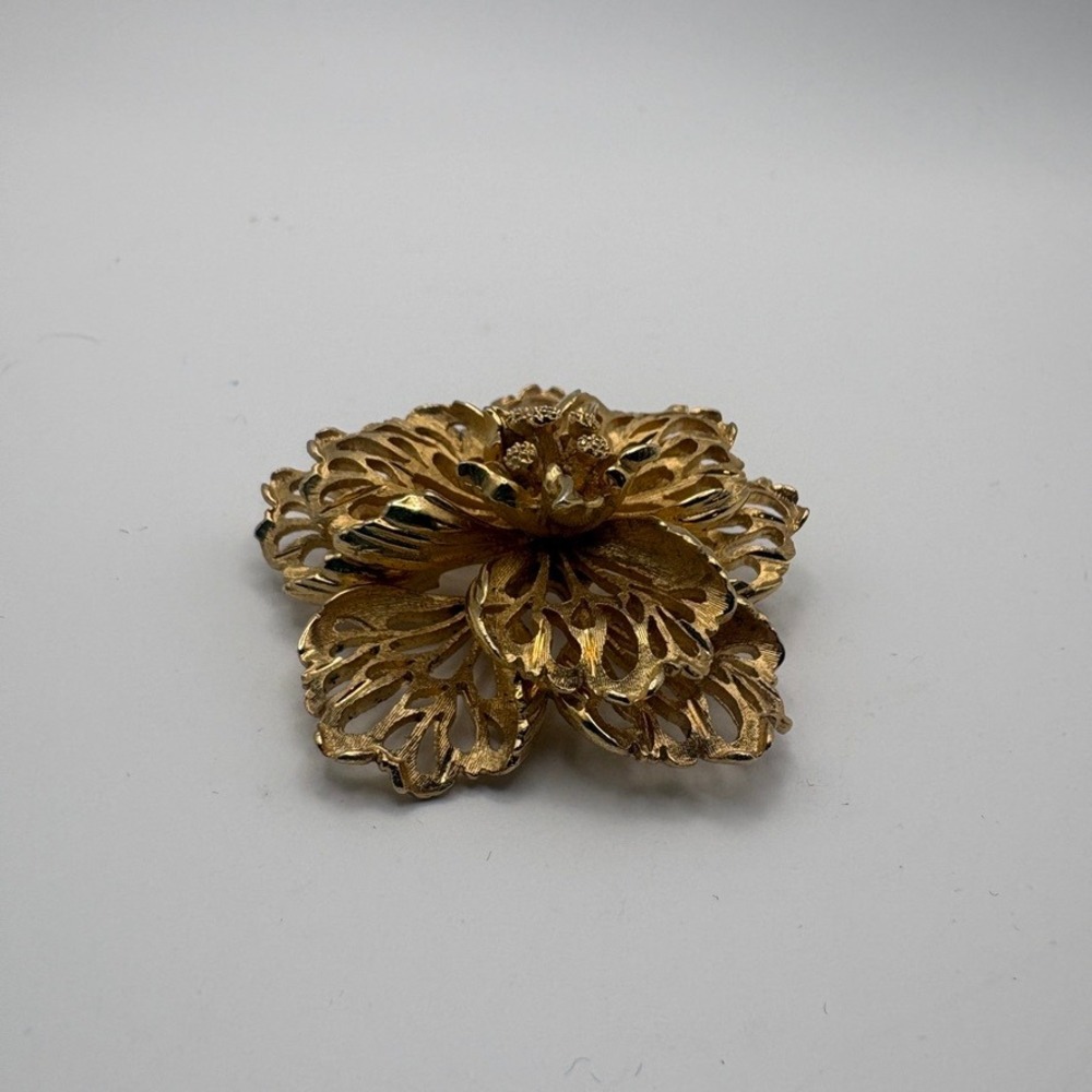 Francois Vintage Gold Tone Filigree Flower Brooch Dimensional Floral Pin 2.25" - Picture 5 of 9